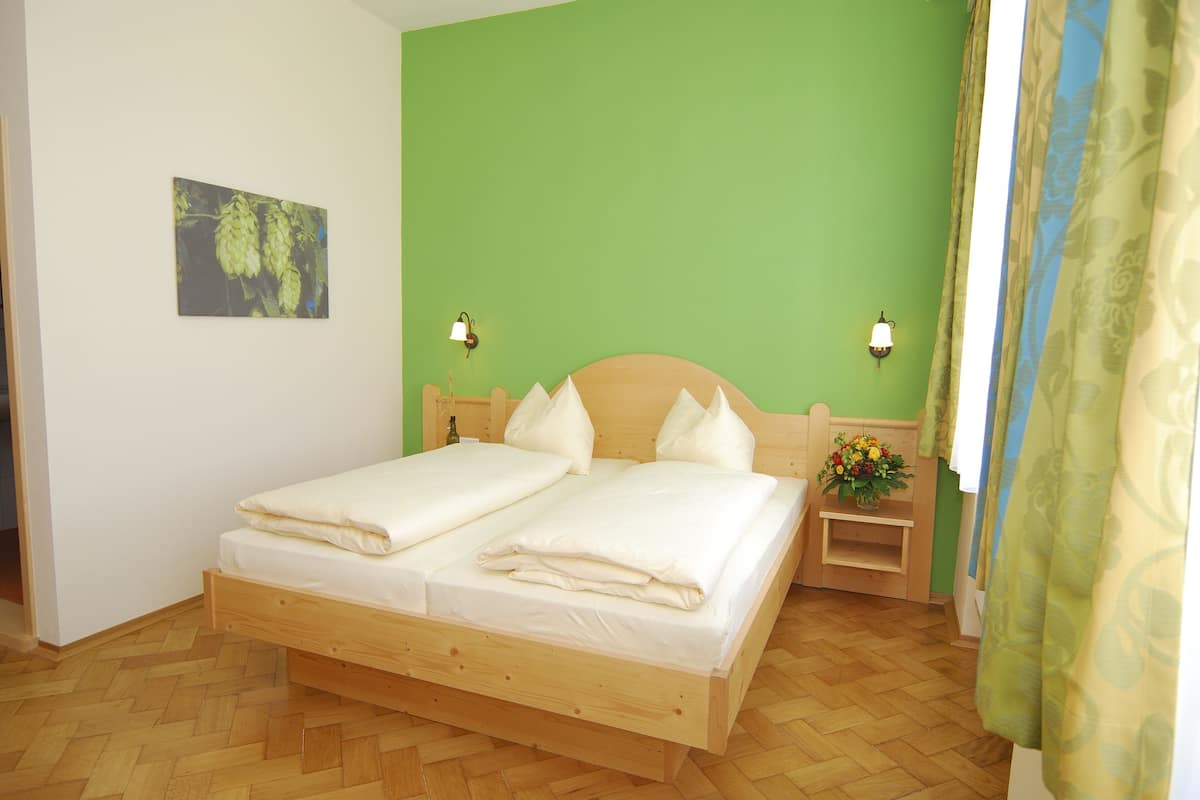 Ropa de cama hipoalergénica y escritorio 