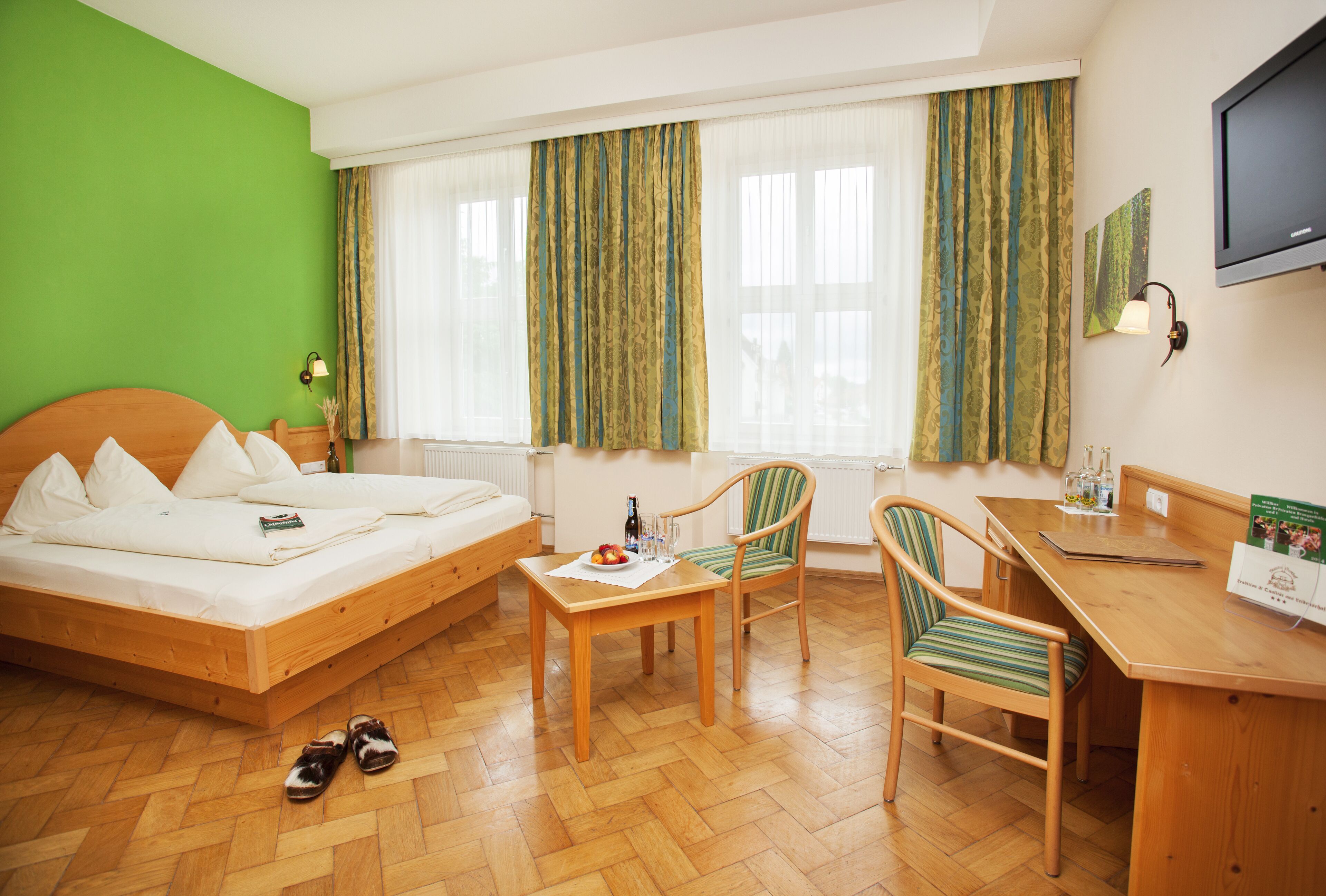 1 bedroom, hypo-allergenic bedding, desk, laptop workspace