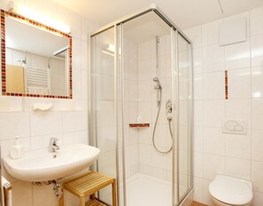 Dusche, kostenlose Toilettenartikel, Haartrockner, Handtücher