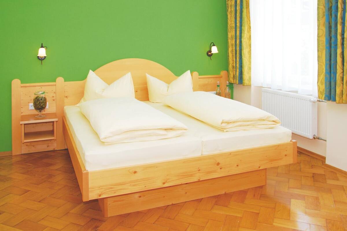 1 bedroom, hypo-allergenic bedding, desk, laptop workspace