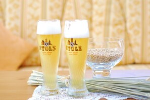 Regadera, amenidades de baño gratuitas, secadora de cabello, toallas 