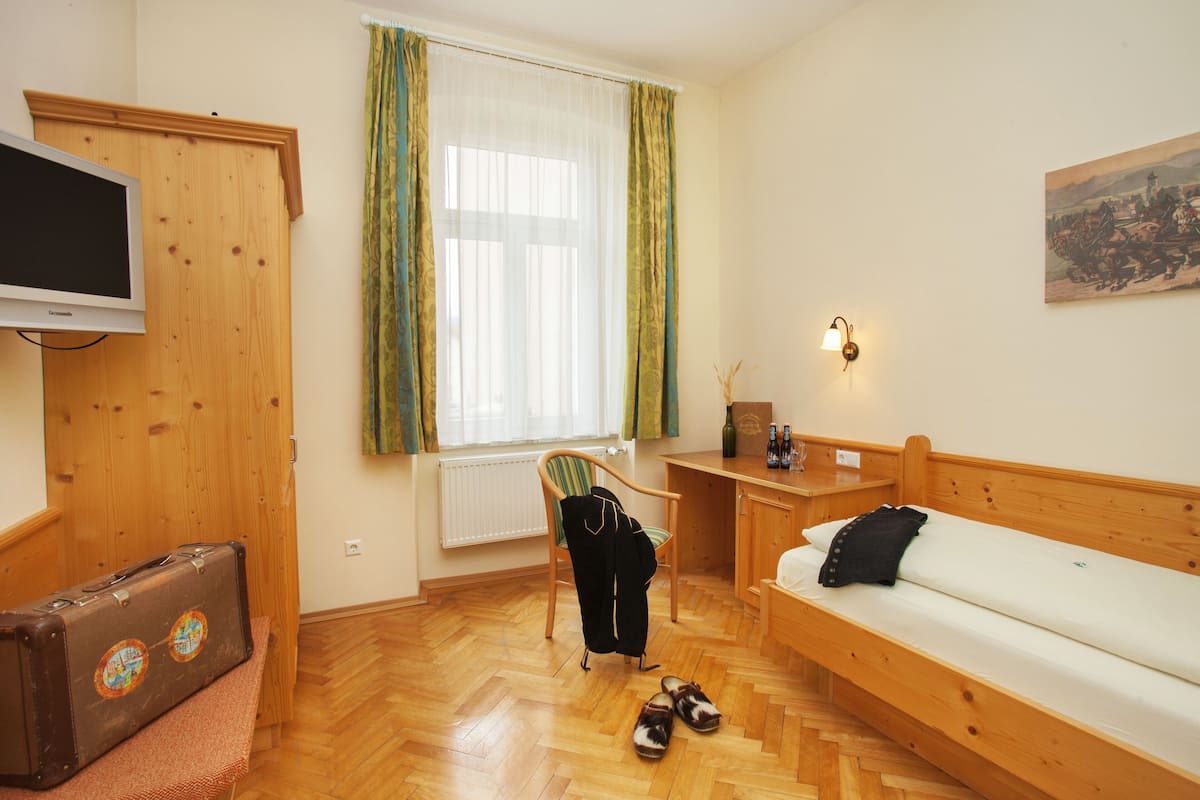 Habitación individual | Ropa de cama hipoalergénica y escritorio 