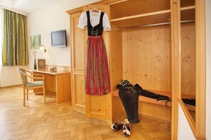 双人房 | 防过敏的被褥、办公桌、笔记本电脑工作区、隔音