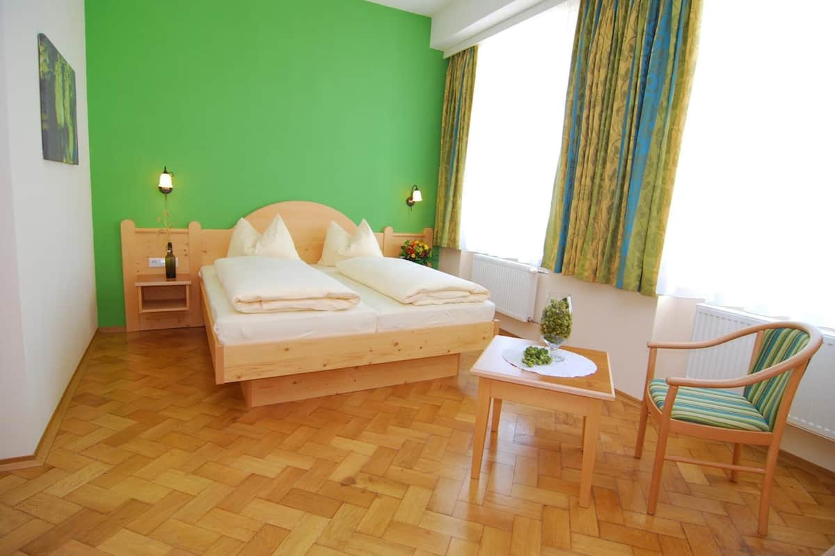 1 bedroom, hypo-allergenic bedding, desk, laptop workspace