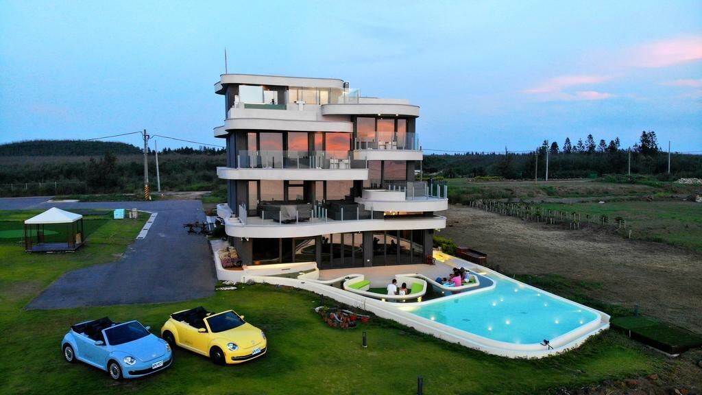 Piscine extérieure, chaises longues