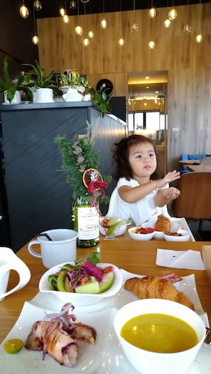 Tägliches inbegriffenes einheimisches Frühstück