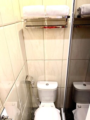 Shower, towels - Front One Cabin Sunter (Jakarta)