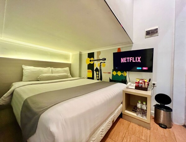 First Class Down Queen Bed | Desk, free WiFi - Front One Cabin Sunter (Jakarta)