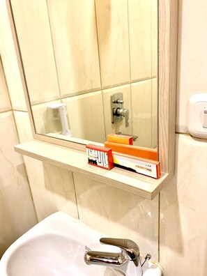 Shower, towels - Front One Cabin Sunter (Jakarta)