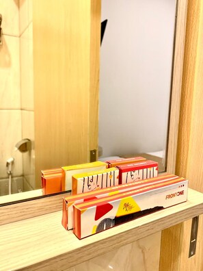 Desk, free WiFi - Front One Cabin Sunter (Jakarta)