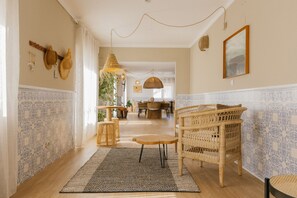 Coin salon dans le hall