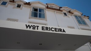 Un edificio con el letrero "WOT ERICEIRA", que indica el nombre de un hotel o establecimiento.