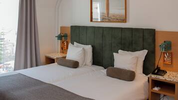 Habitación con 1 cama doble o 2 individuales, vistas parciales al mar | Vistas al mar