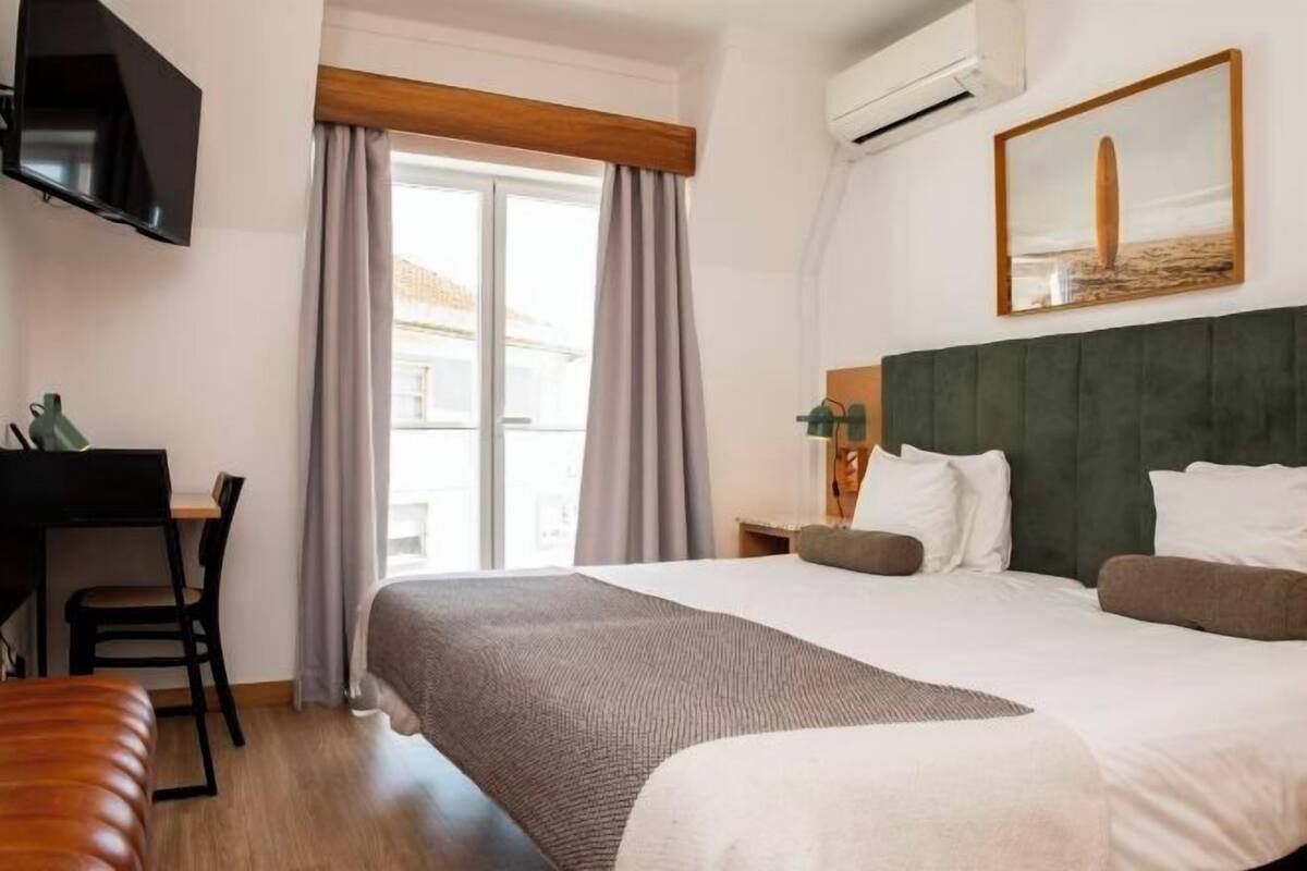 Soundproofing, free WiFi, bed sheets