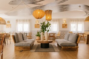 Lobby sitting area - WOT Ericeira Soul (Mafra)