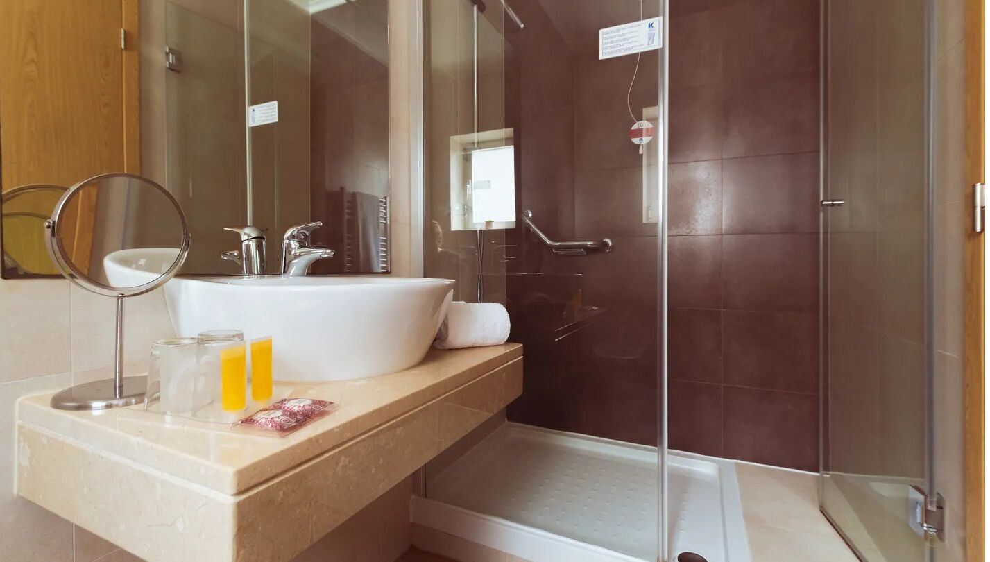 standard double or twin room | bathroom | rainfall showerhead, free toiletries, hair dryer, towels