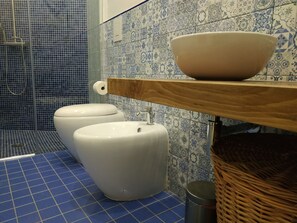 SĂšche-cheveux, serviettes fournies, savon, shampoing
