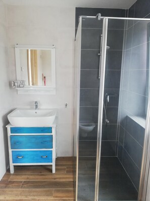 Regadera, amenidades de baño gratuitas, toallas 