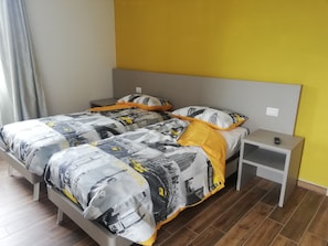 Eenvoudige kamer, 1 twee- of 2 eenpersoonsbedden | Hypoallergeen beddengoed, een bureau, geluiddichte muren, babybedden