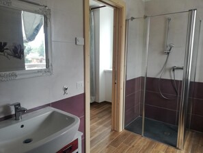 Een douche, gratis toiletartikelen, handdoeken