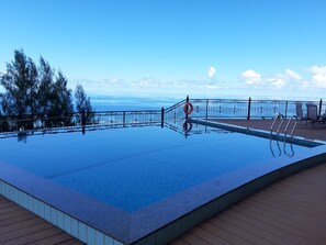 Una piscina al aire libre (de 08:00 a 20:00), tumbonas