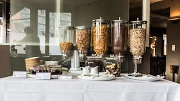 Se ofrece un desayuno bufé (13.50 EUR por persona)
