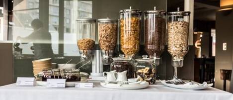 Petit déjeuner buffet (13.50 EUR par personne)