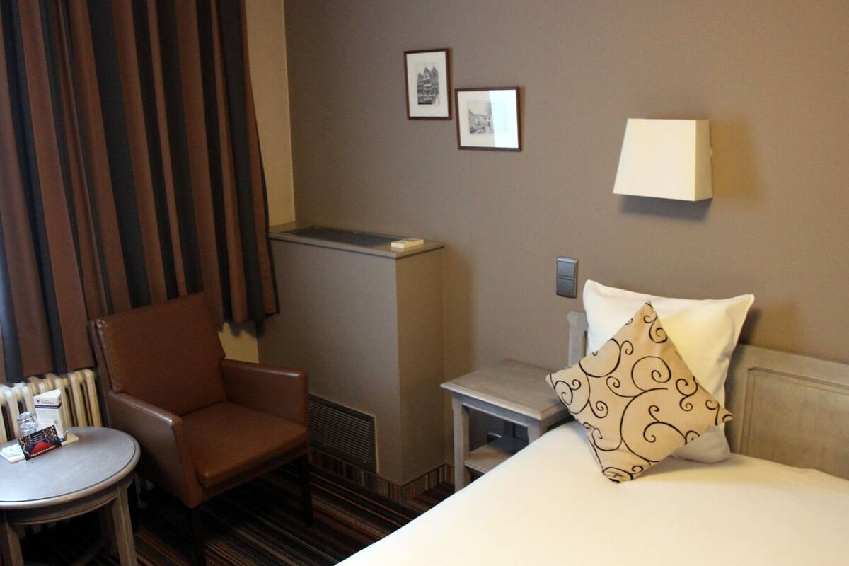 Standard Single Room | Bar mini, peti besi dalam bilik, meja, ruang kerja komputer riba 