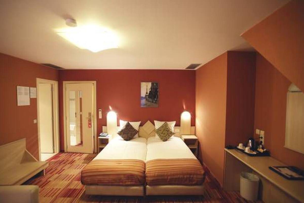 Standard Twin Room | Bar mini, peti besi dalam bilik, meja, ruang kerja komputer riba 