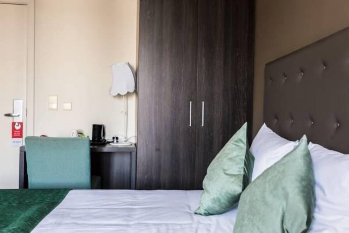 Standard Double Room | Bar mini, peti besi dalam bilik, meja, ruang kerja komputer riba 