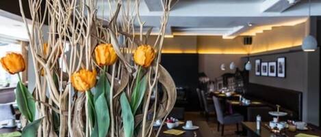 Se sirven cenas y cocina internacional