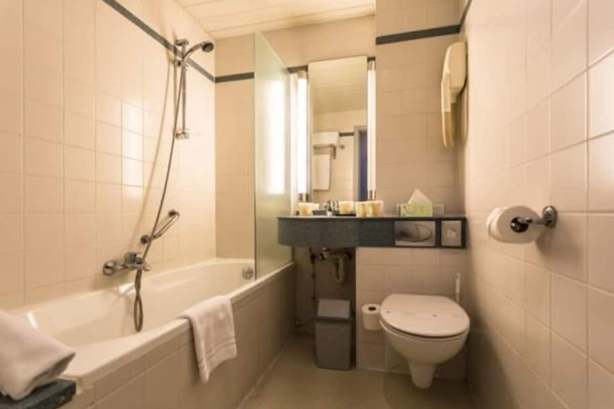 Bar mini, peti besi dalam bilik, meja, ruang kerja komputer riba 