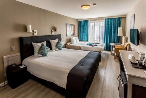 Chambre Quadruple Standard | Minibar, coffres-forts dans les chambres, décoration personnalisée