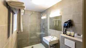 Standaard driepersoonskamer | Badkamer | Gratis toiletartikelen, een haardroger, pantoffels, handdoeken