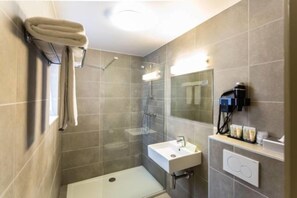 Standard Triple Room | Bathroom