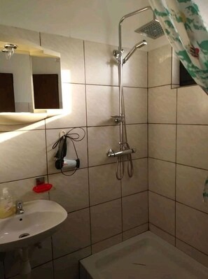 Douche, séchoir à cheveux, serviettes fournies, savon