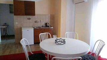 Apartment, 2 Bedrooms, Sea View (A1) | In-room dining