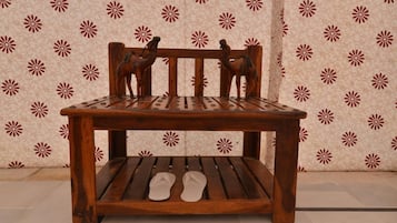 Iron/ironing board, bed sheets