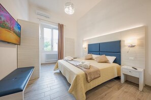 Family Room | Minibar, desk, free WiFi, bed sheets - B&B Gianmarti Suite (Lecce)