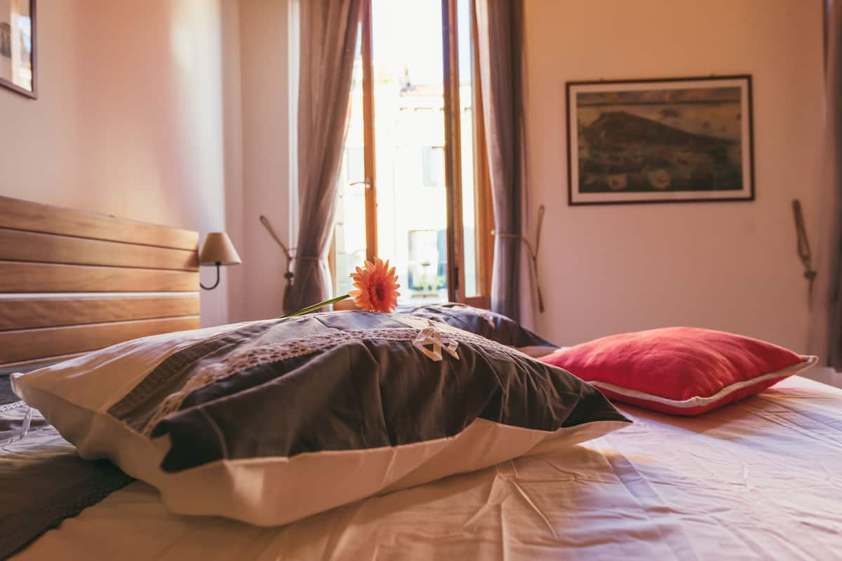 مكتب ومساحة عمل للكمبيوتر المحمول وواي فاي مجانًا وملاءات أسرّة