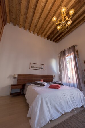 Chambre Triple Deluxe, vue canal | Bureau, espace de travail pour ordinateur portable, Wi-Fi gratuit