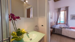 Deluxe Triple Room, Canal View | Bathroom - Maria  3536 (Venice)