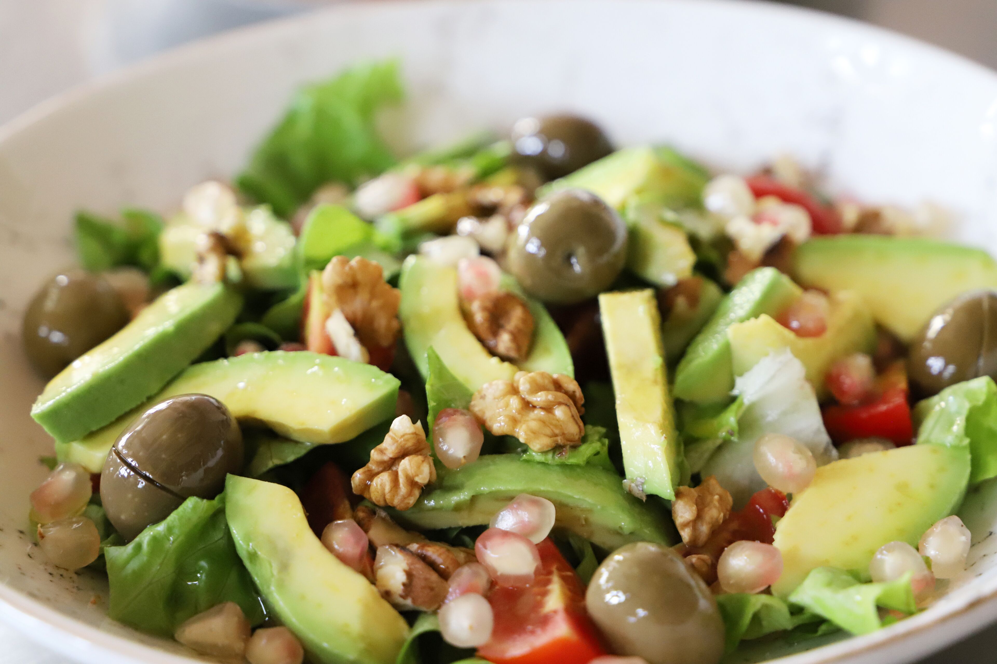Ensalada con aguacate, nueces y semillas de granada.