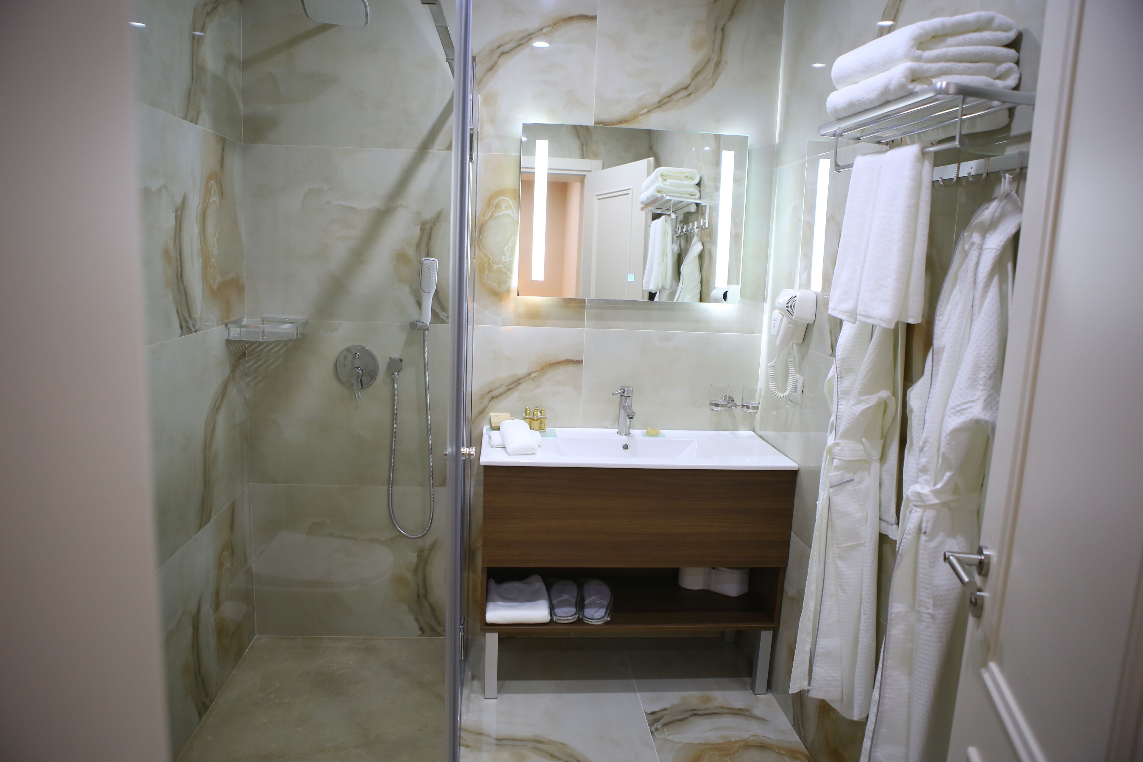 deluxe double or twin room | bathroom | free toiletries, hair dryer, slippers, towels