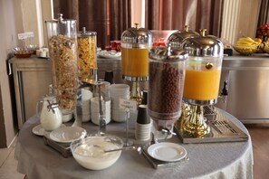 Free daily continental breakfast  - Hotel Colombo (Berat)
