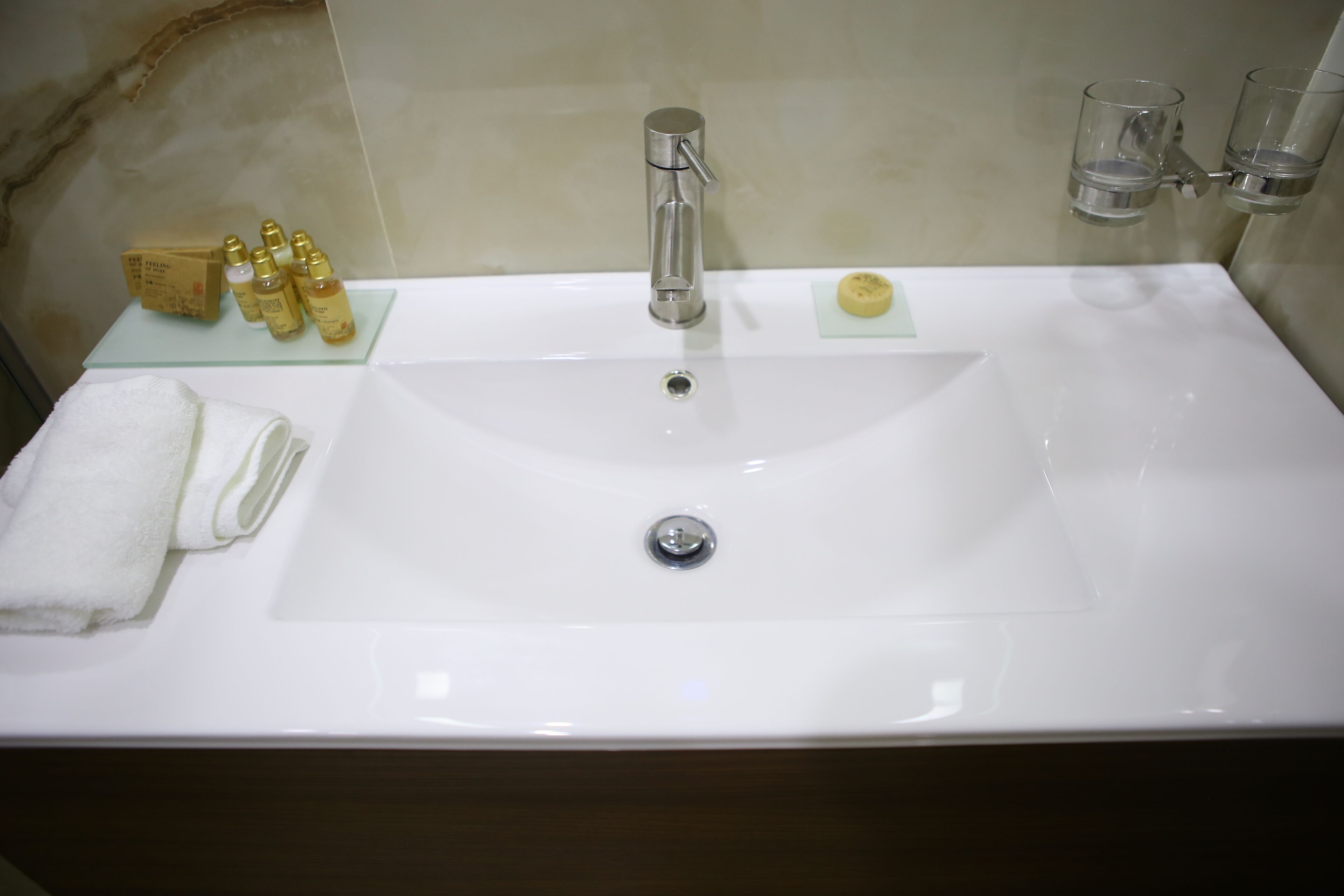 deluxe triple room | bathroom sink