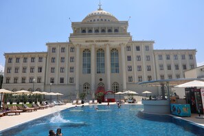 Poolside bar - Hotel Colombo (Berat)