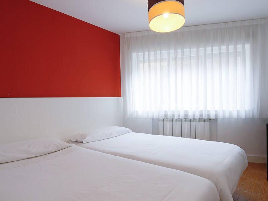 Tabla de planchar con plancha, wifi gratis y ropa de cama