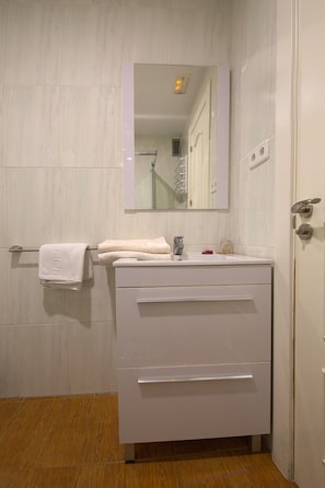 Een douche, gratis toiletartikelen, handdoeken