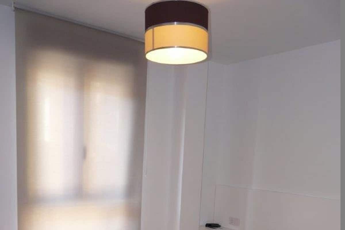 Tabla de planchar con plancha, wifi gratis y ropa de cama